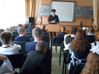Дудник С. В., участковый уполномоченный МО МВД проводит урок ОБЖ в Придорожной школе