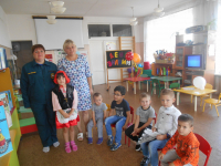 Медицинская сестра ПСС на воде  Сасовского района Зеленина Т.В. проводит занятие во Фроловском детском саду