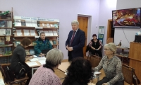 Перед руководителями образовательных организаций выступает глава администрации Сасовского района Макаров С.А.