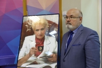 Председатель оргкомитета чтений профессор Воровщиков С.Г. рядом с портретом Шамовой Т.И.