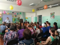 На родительском собрании в Пичкиряевской школе выступает сотрудник ГИБДД